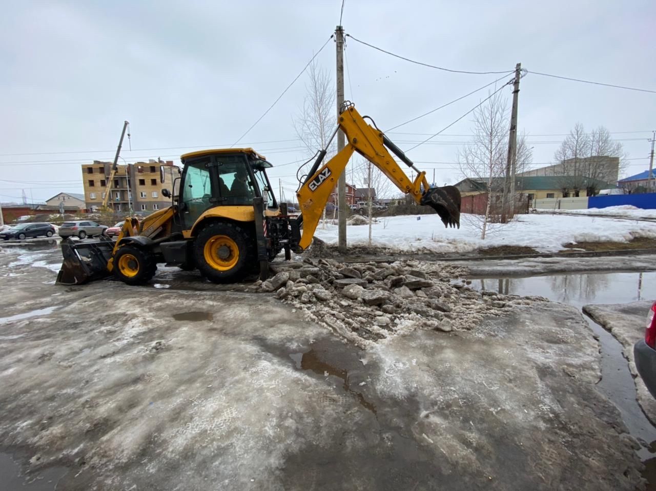 В Пестрецах ведутся работы по отводу талых вод и очистке от наледи