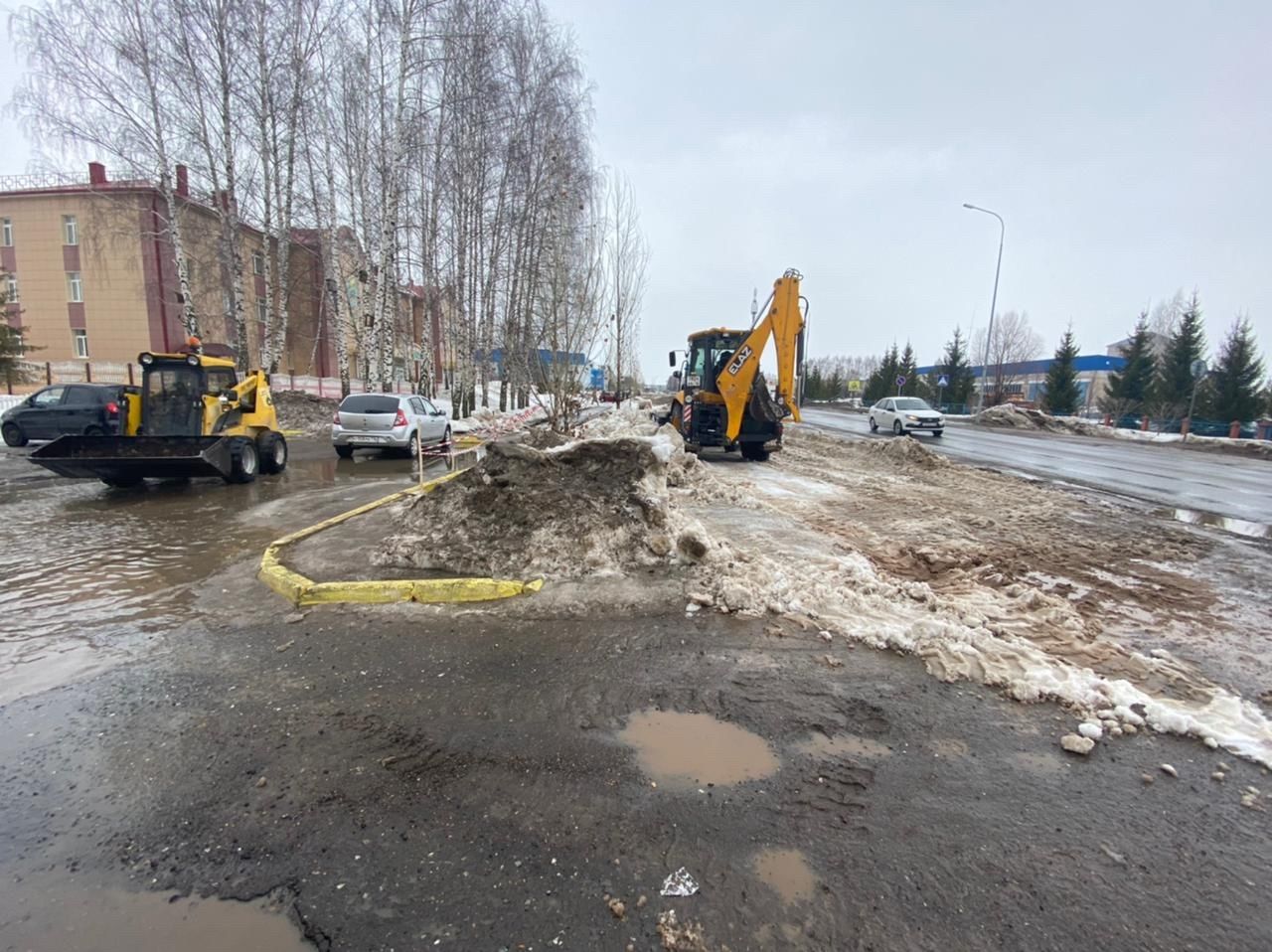 В Пестрецах ведутся работы по отводу талых вод и очистке от наледи