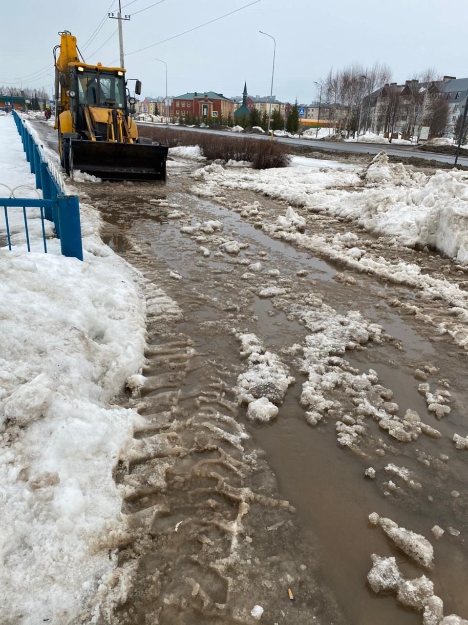 В Пестрецах ведутся работы по отводу талых вод и очистке от наледи