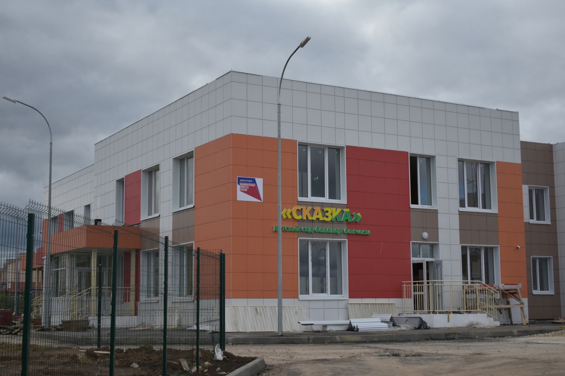 Ход строительства детсада в Куюках: работы внутри здания завершены на 99%