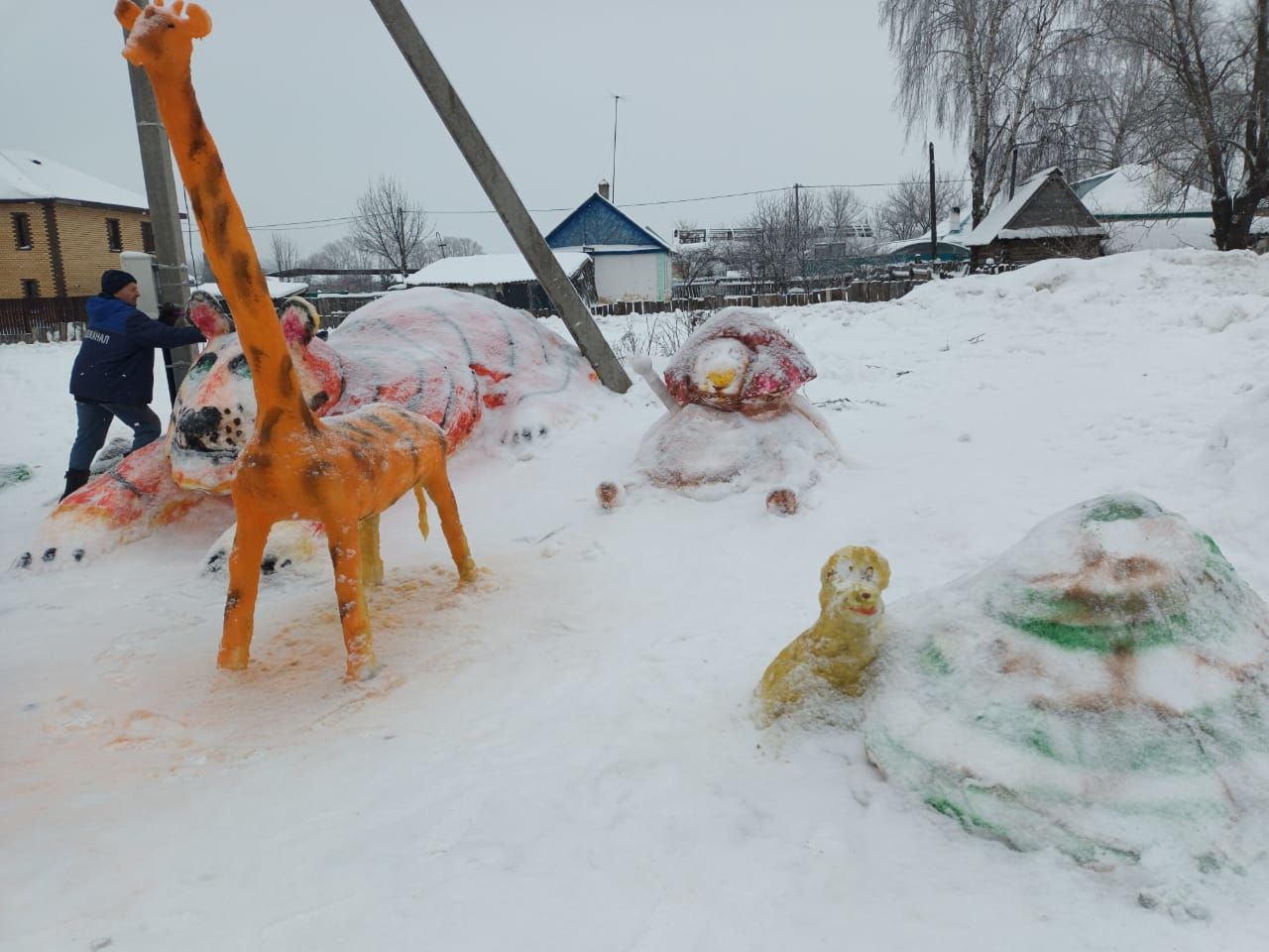 Шигалеевцы слепили снежные фигуры и получили за это подарки