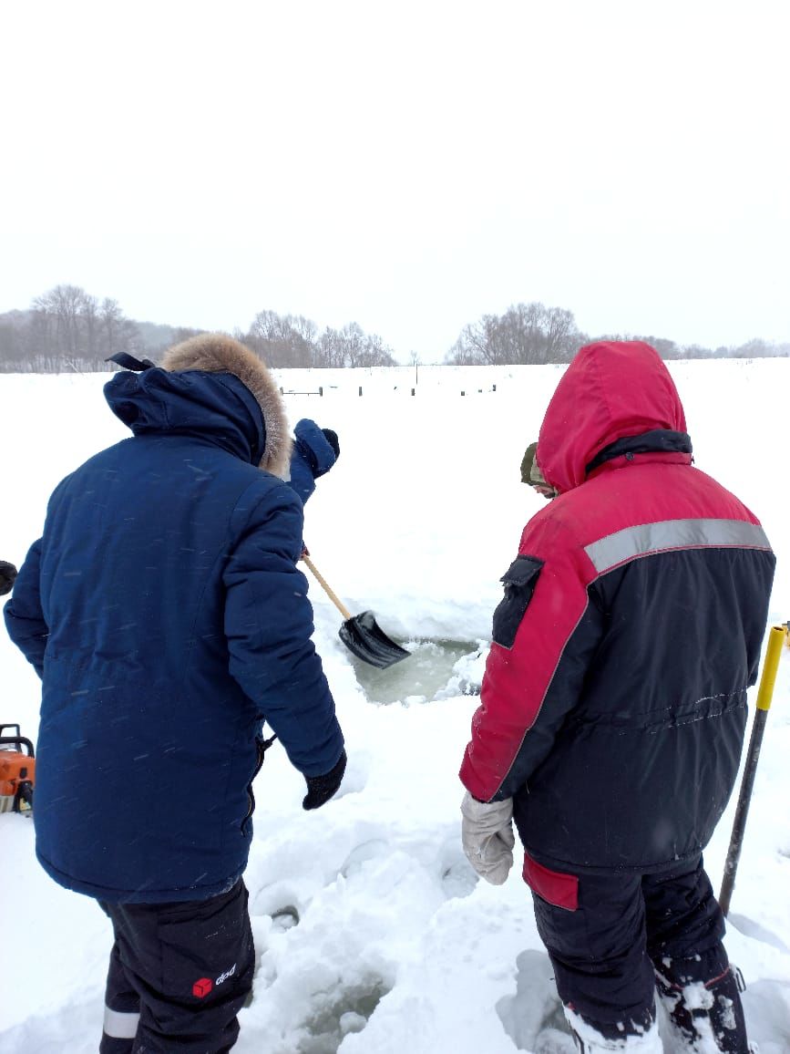 В Кощаково на реке выпиливают лёд, чтобы к рыбам поступал воздух