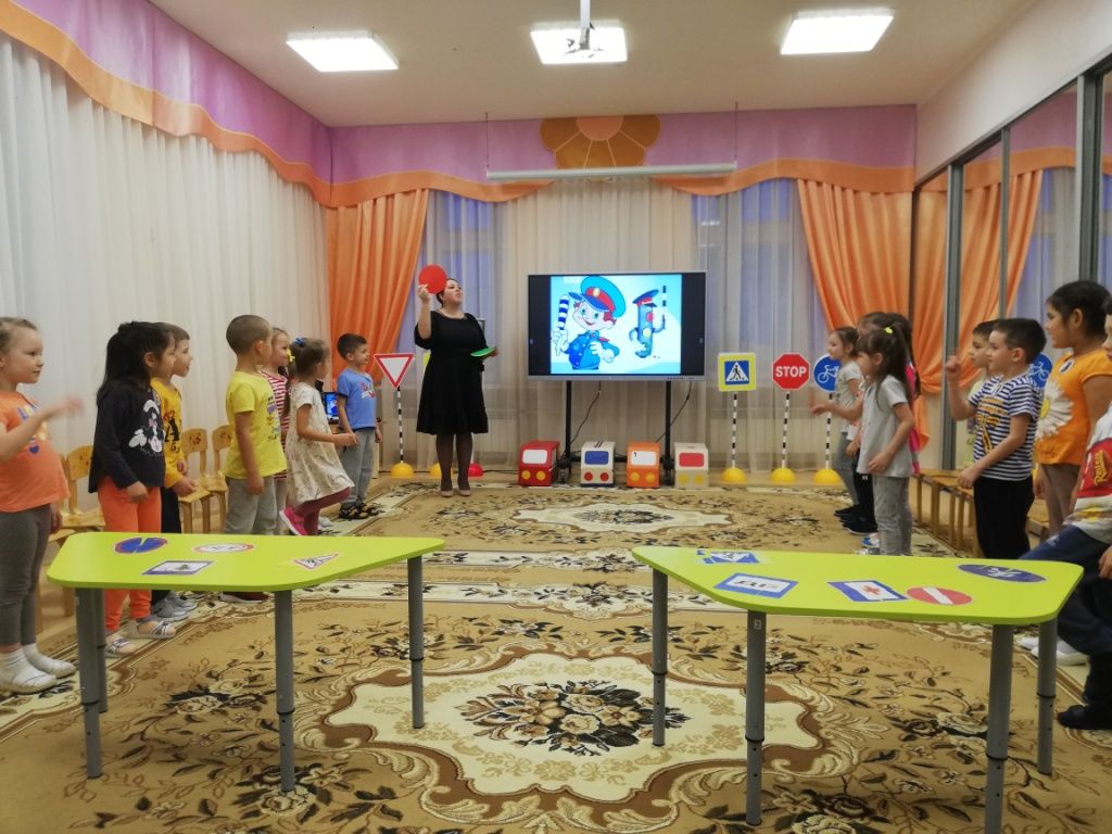В детских садах Татарстана автоинспекторы учат малышей основам безопасного поведения на дороге