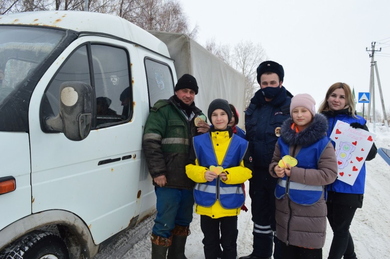 Юные татарстанцы приняли участие в акции «С любовью к ПДД!»