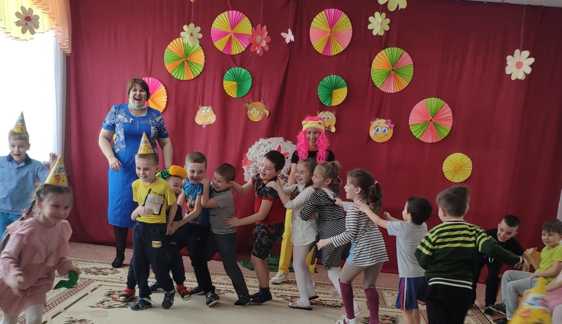 В пестречинском детском саду "Айгуль" прошло первоапрельское шоу