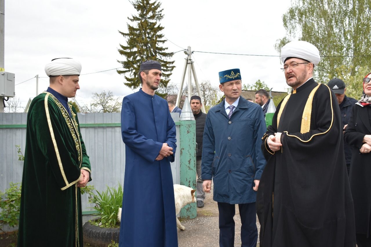 Председатель Духовного управления мусульман России Равил Гайнутдинов приехал в родное село Шали