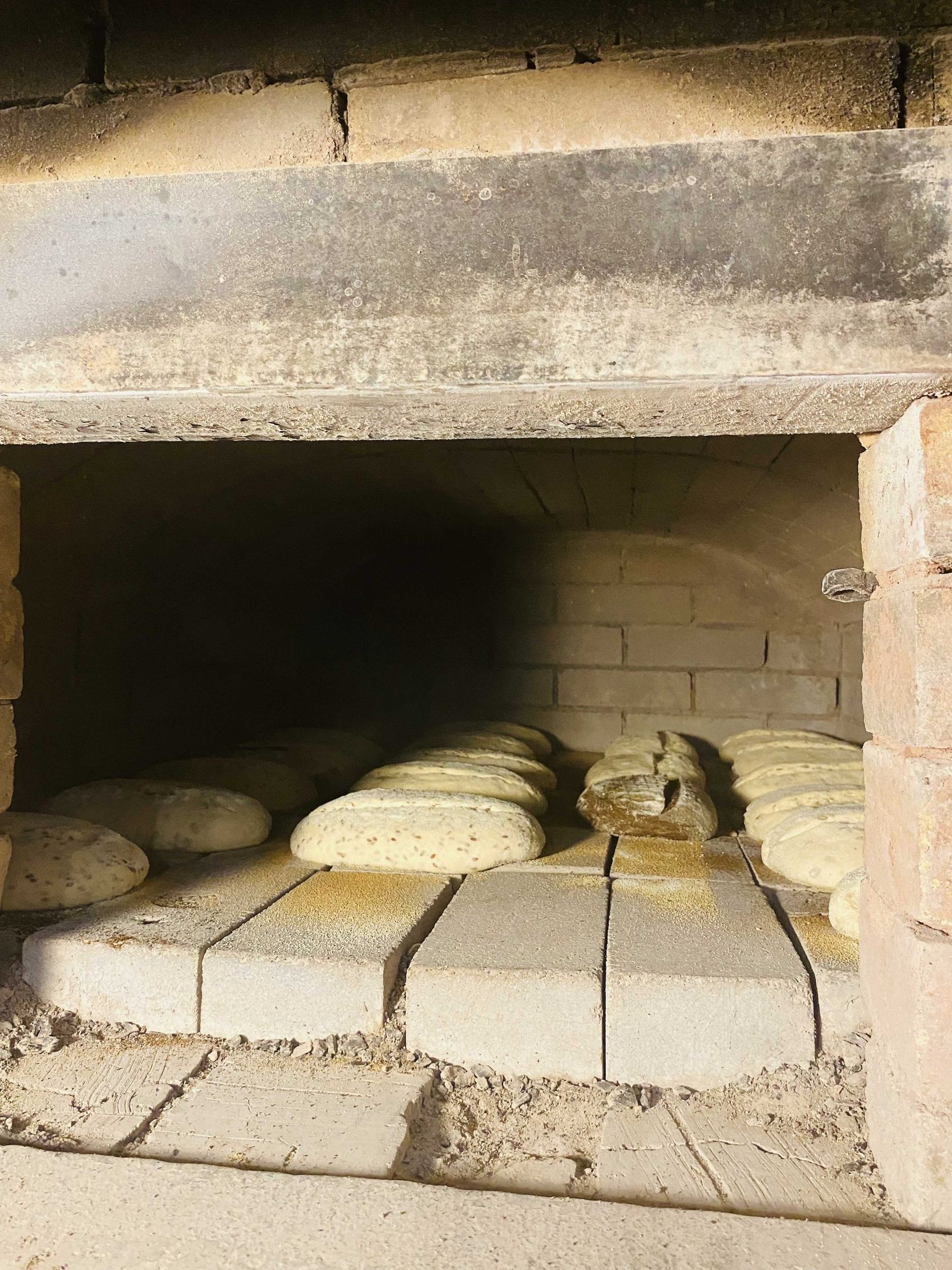 Пестречинский ремесленник  готовит хлеб в дровяной печи