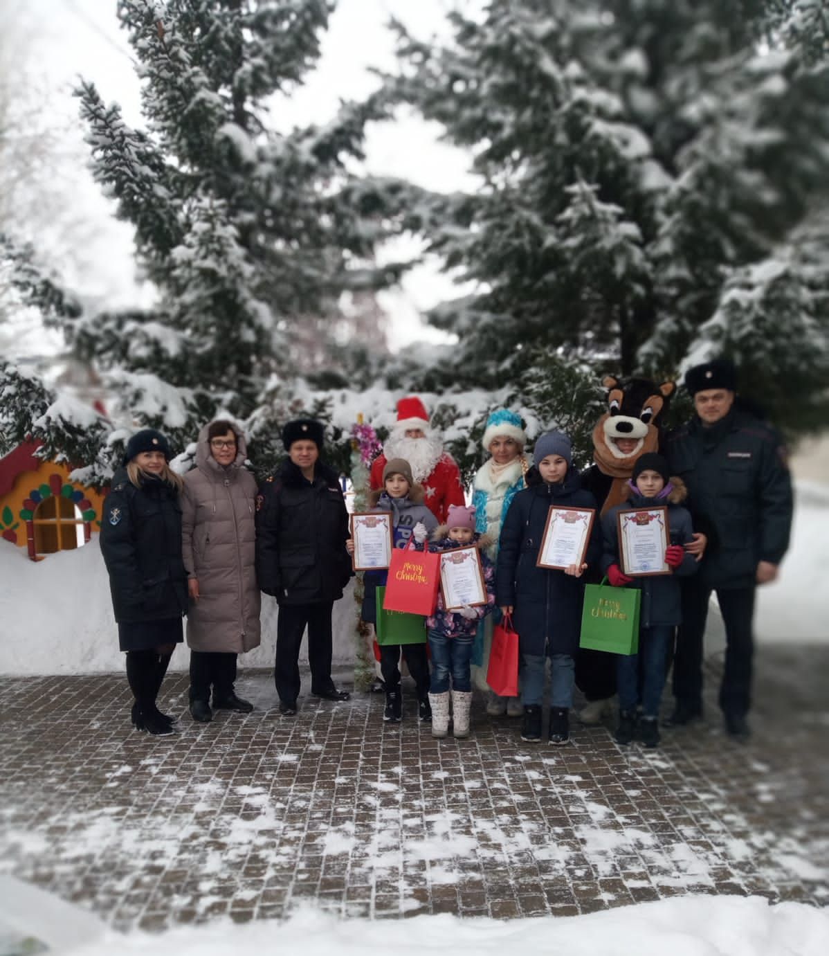Маленьких пестречинцев посетил Полицейский Дед Мороз