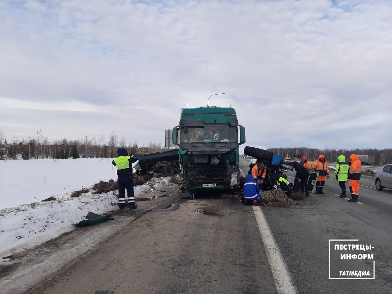 В Пестречинском районе столкнулись фура и трактор