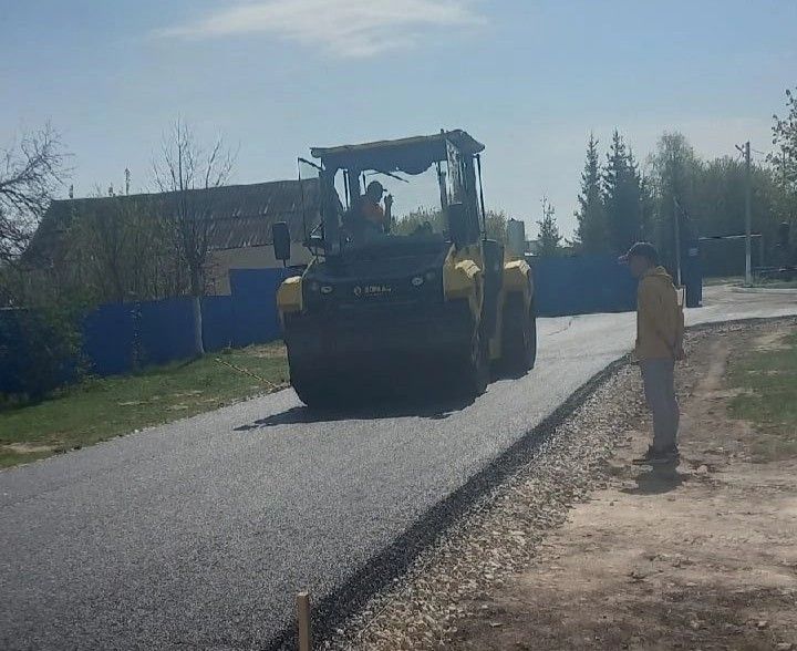 В селе Конь заасфальтировали дорогу к школе