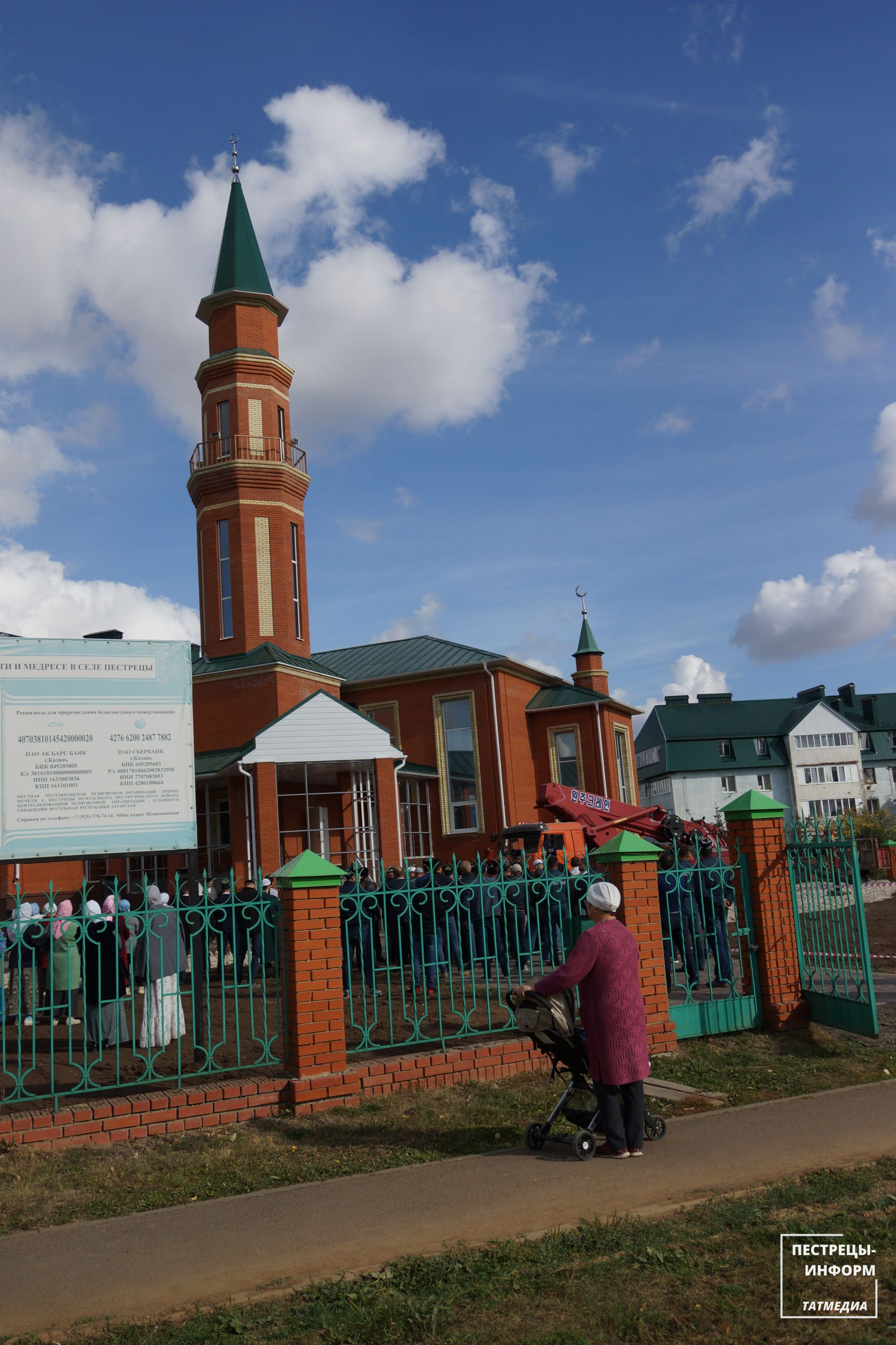 На минарет строящейся соборной мечети в райцентре установили полумесяц