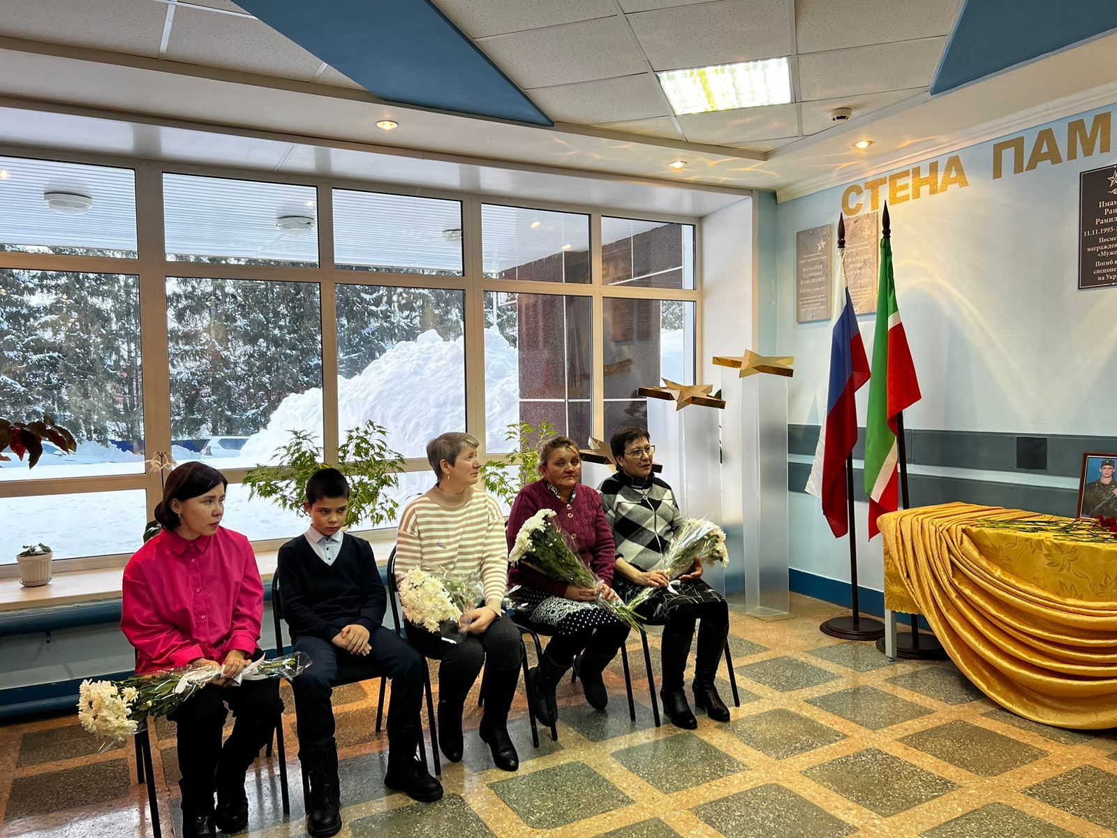 В Ленино-Кокушкинской школе открыли мемориальные доски в честь погибших в ходе СВО выпускников