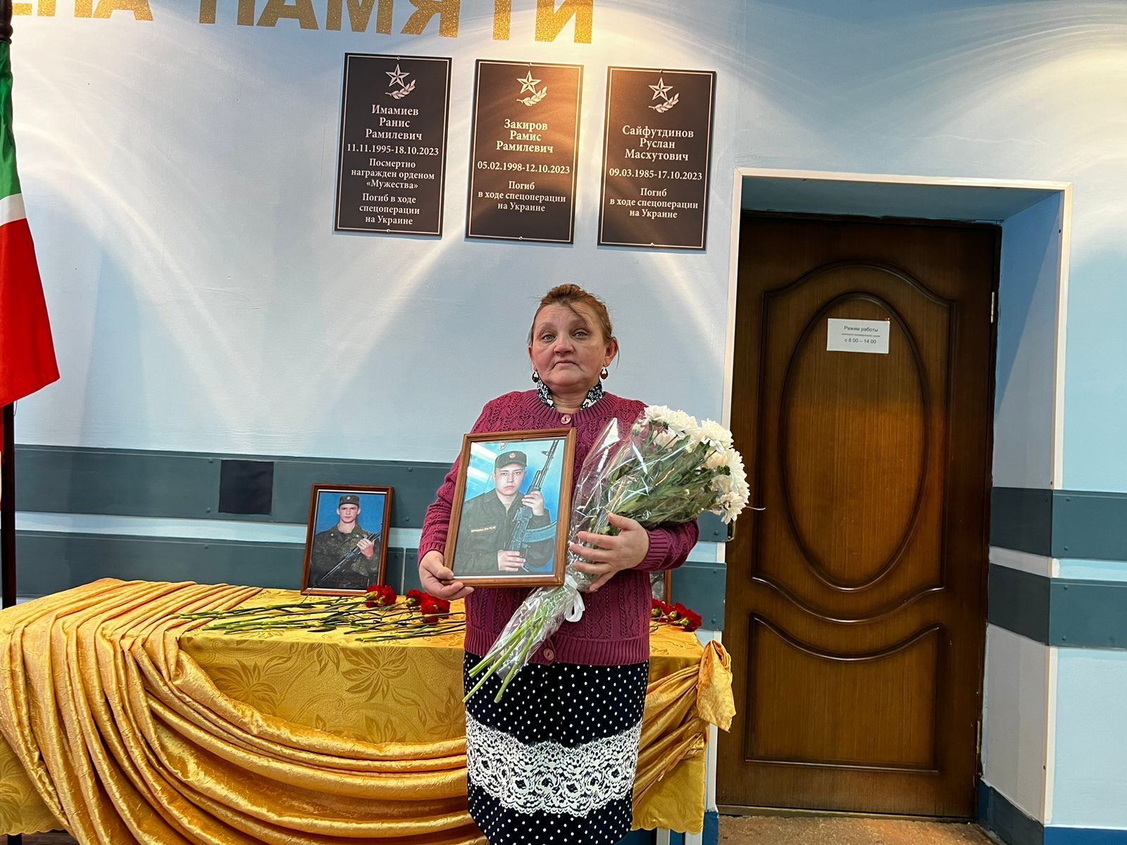 В Ленино-Кокушкинской школе открыли мемориальные доски в честь погибших в ходе СВО выпускников