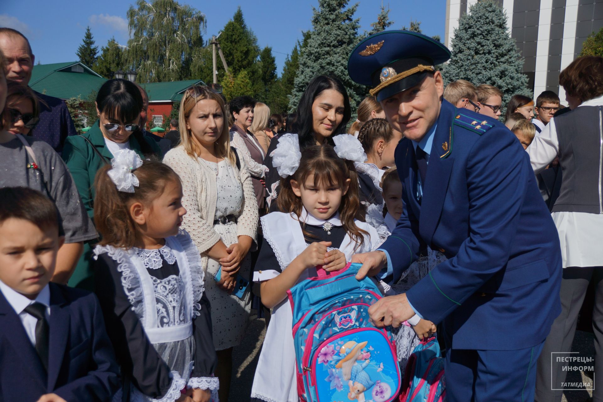 485 пестречинских учеников получили в подарок школьные принадлежности