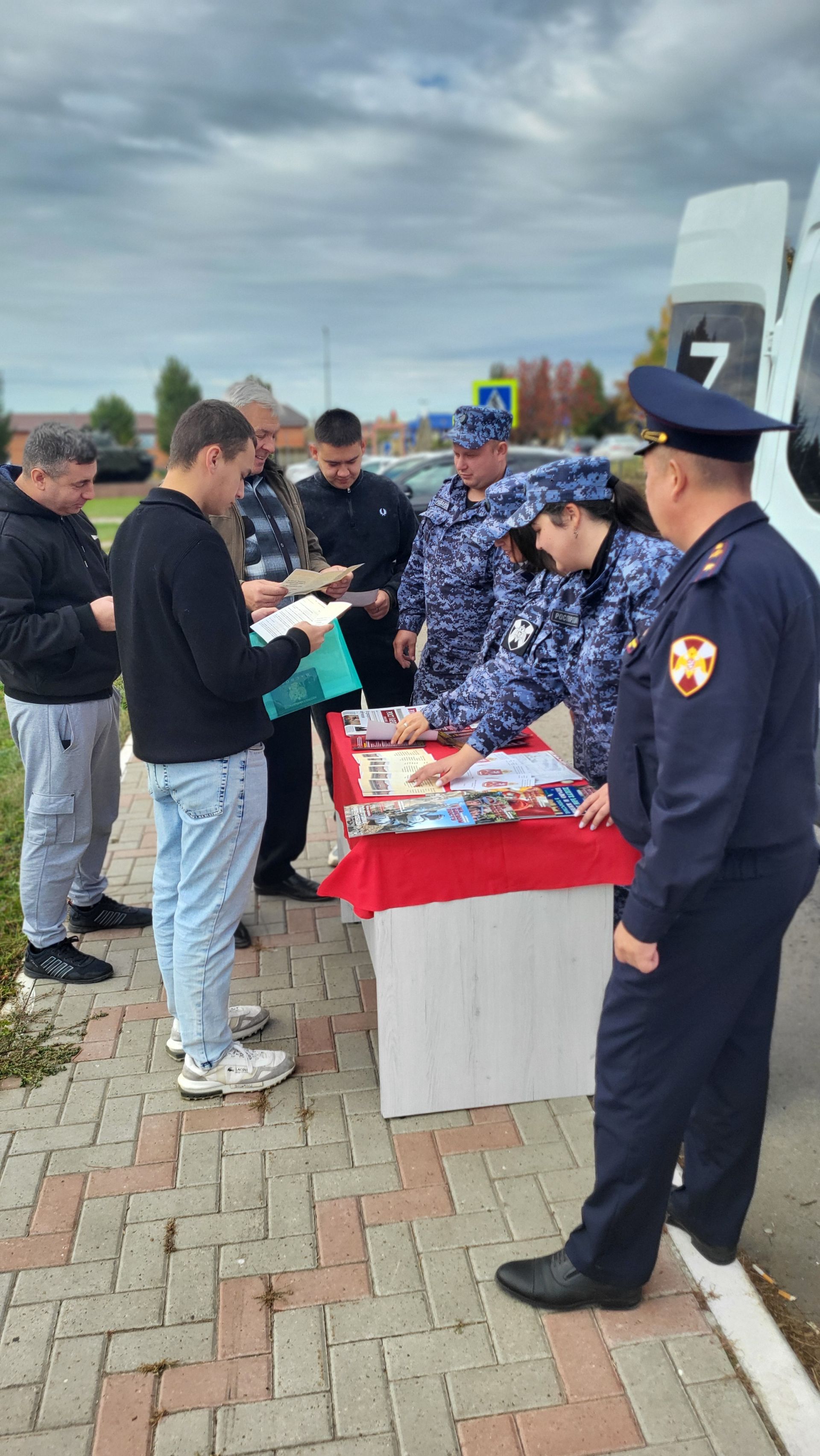 Служба в Росгвардии: агитавтобус с образцами оружия и экипировки приехал в Пестрецы
