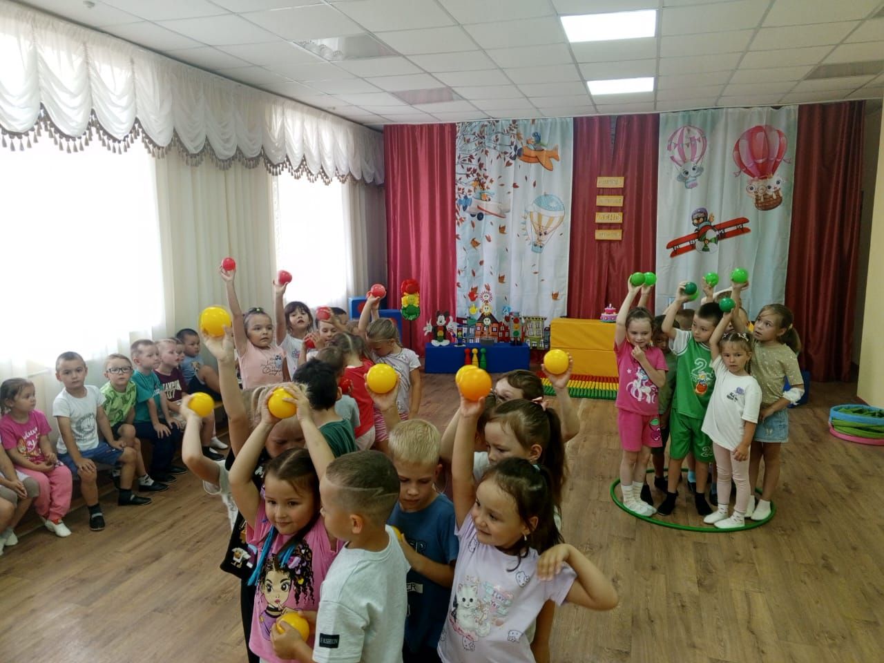 В детском саду «Каенкай» ярко отметили Международный день светофора