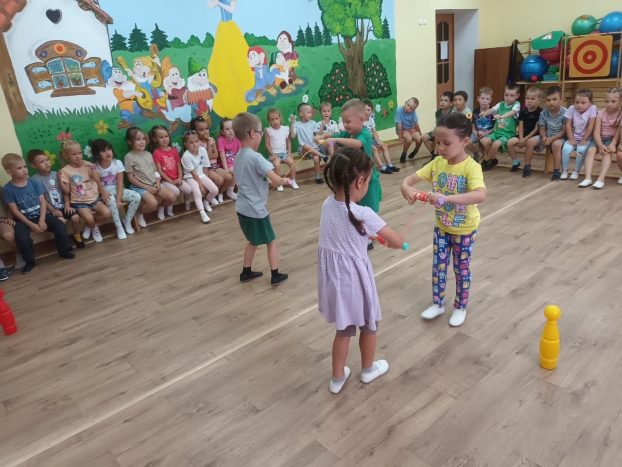 В детском саду «Каенкай» ярко отметили Международный день светофора