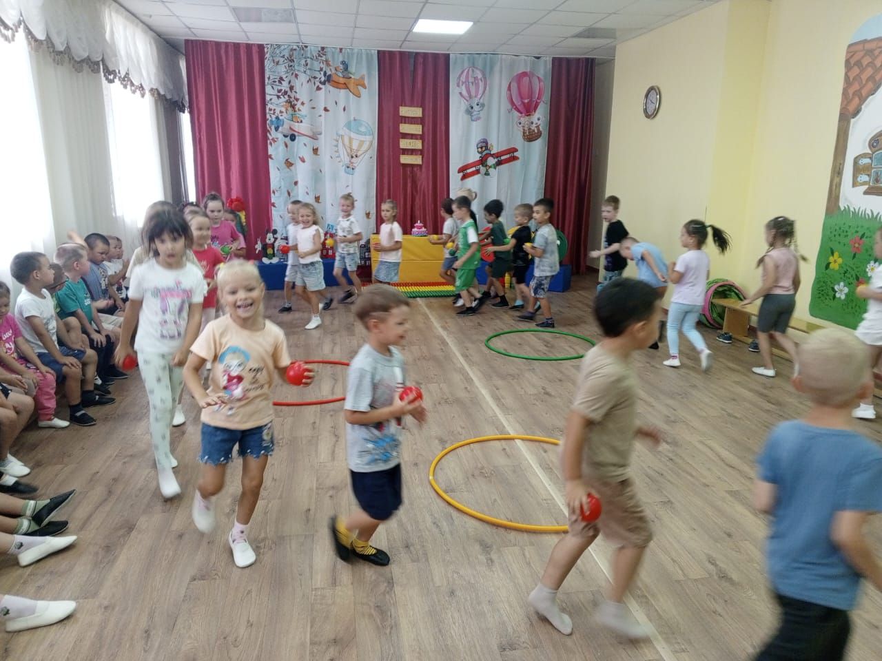 В детском саду «Каенкай» ярко отметили Международный день светофора