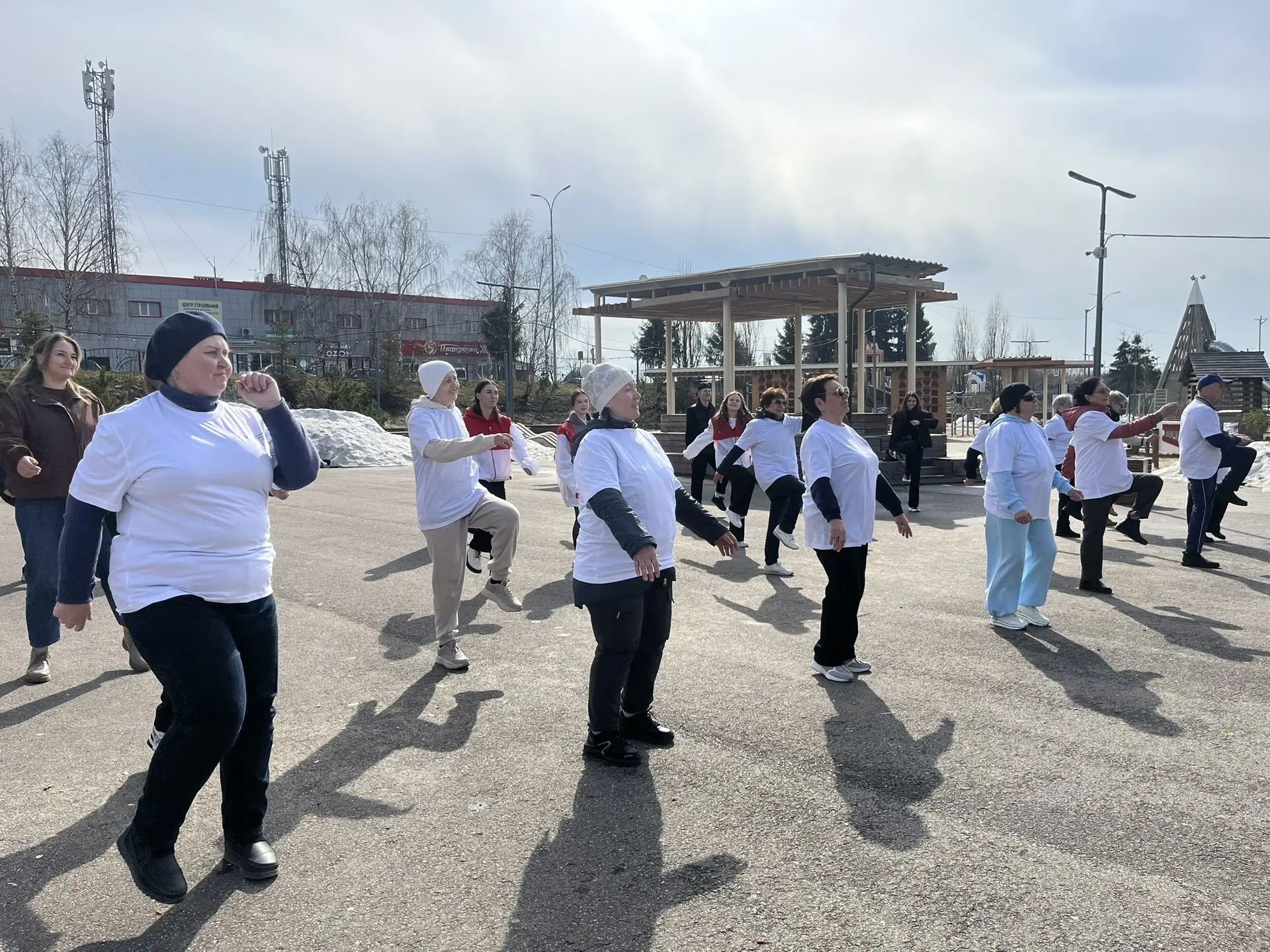 В Пестрецах активисты, школьники и врач прошли 10 000 шагов к здоровью