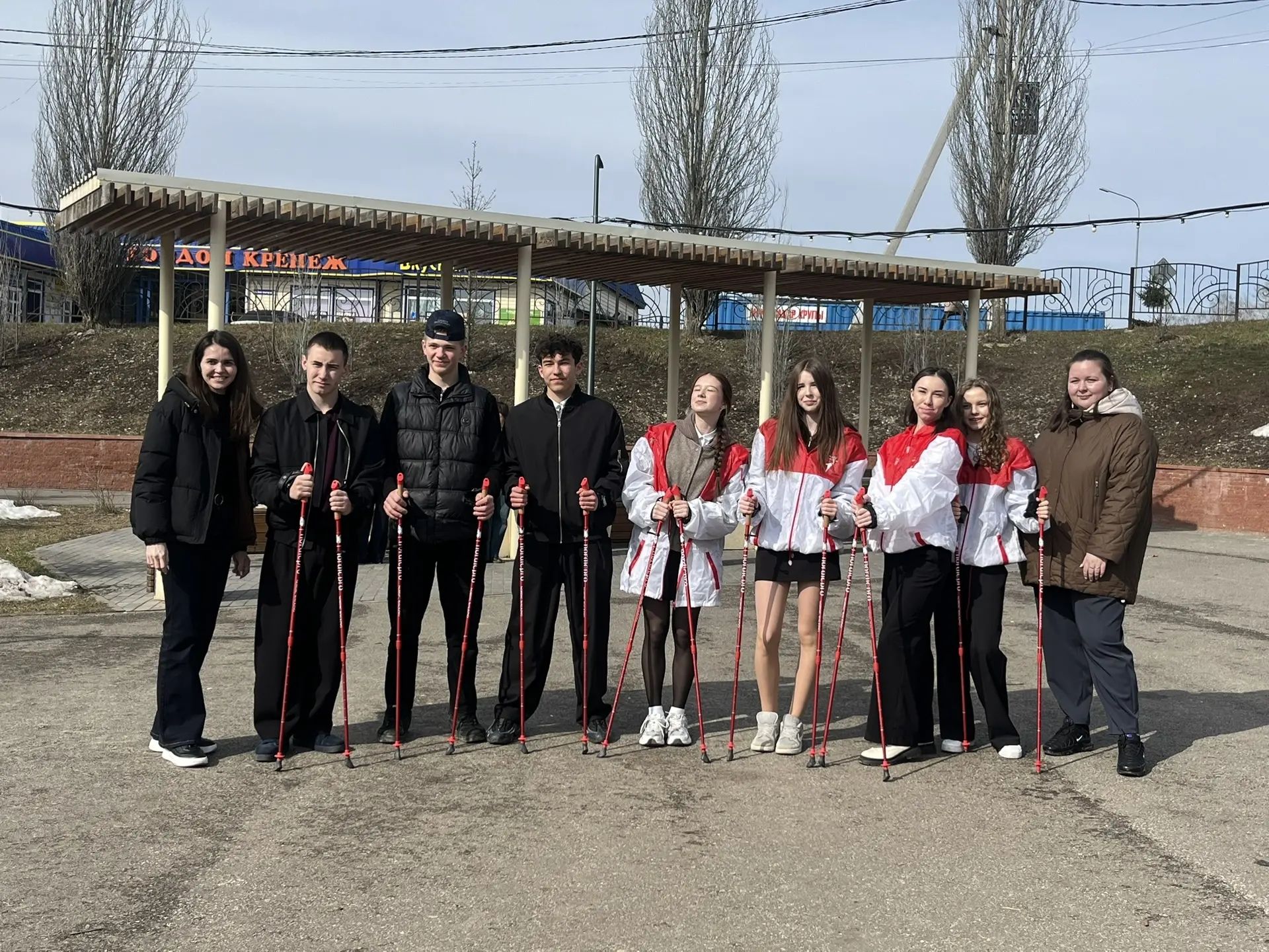 В Пестрецах активисты, школьники и врач прошли 10 000 шагов к здоровью
