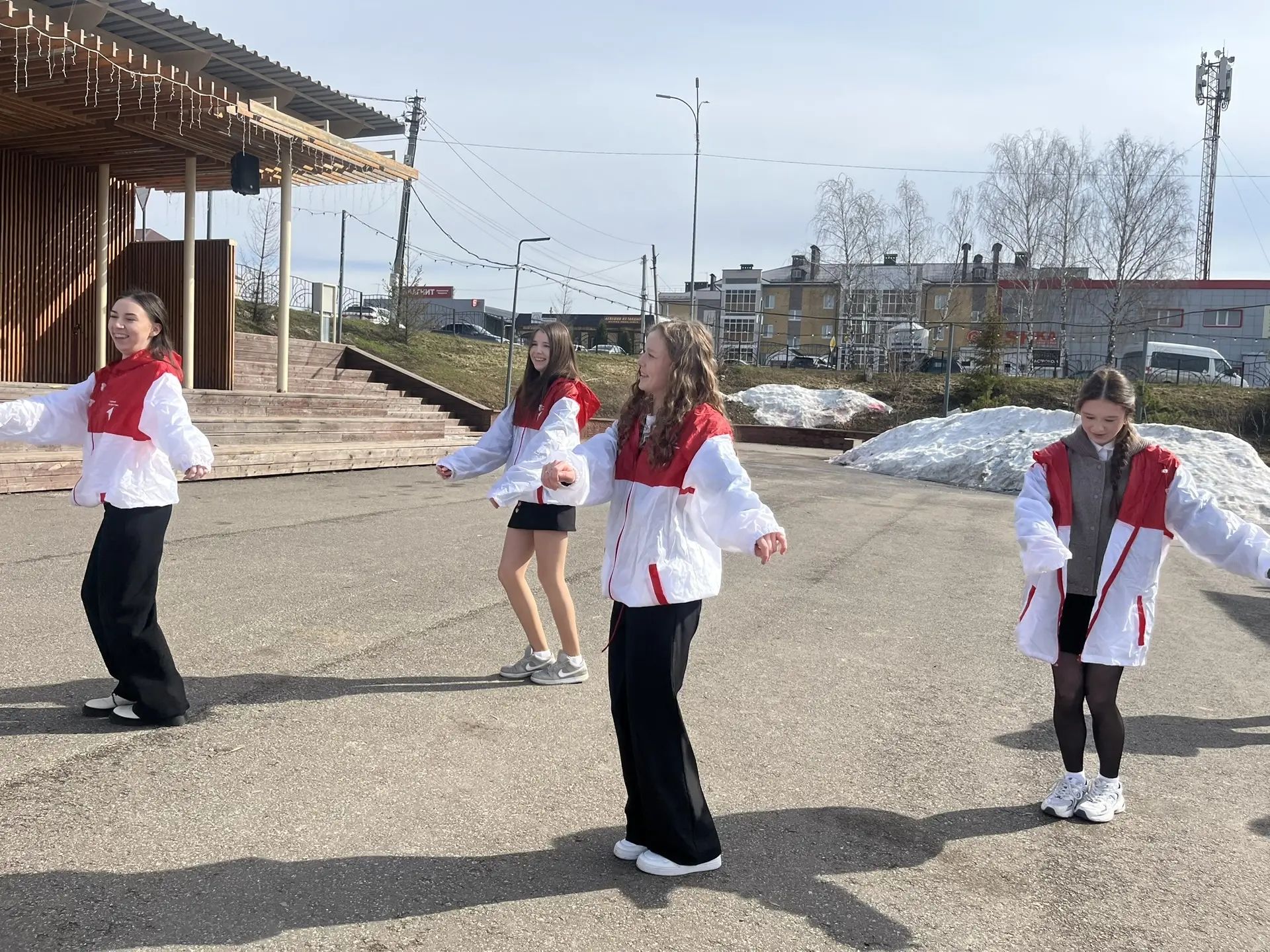 В Пестрецах активисты, школьники и врач прошли 10 000 шагов к здоровью