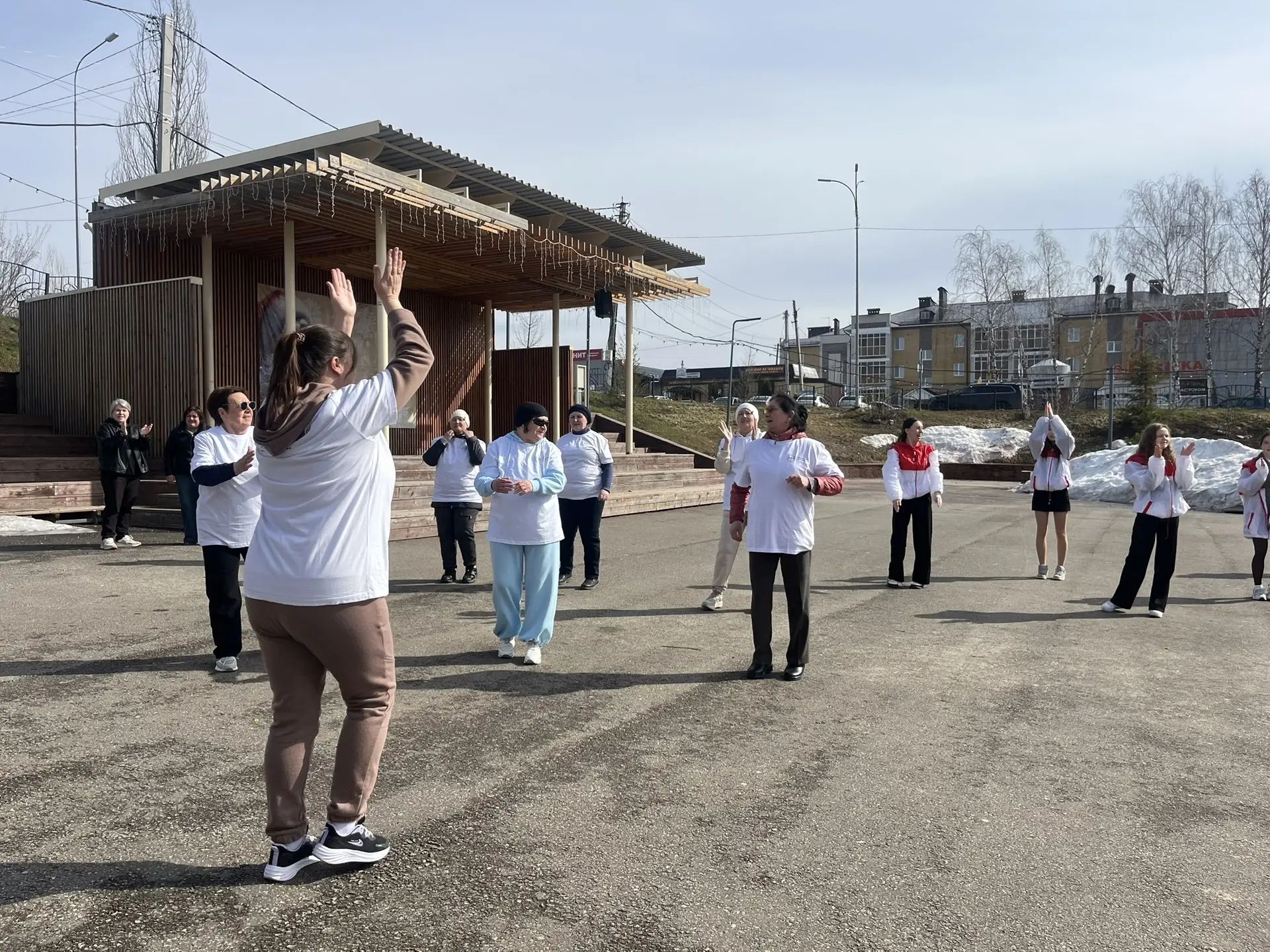 В Пестрецах активисты, школьники и врач прошли 10 000 шагов к здоровью