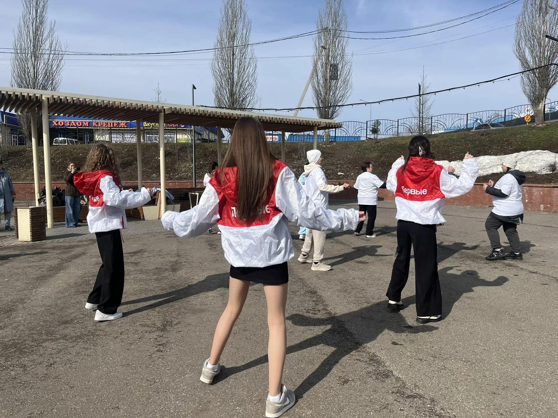 В Пестрецах активисты, школьники и врач прошли 10 000 шагов к здоровью