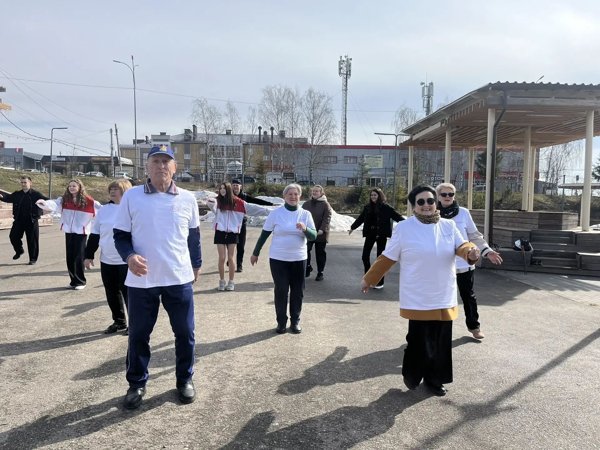 В Пестрецах активисты, школьники и врач прошли 10 000 шагов к здоровью