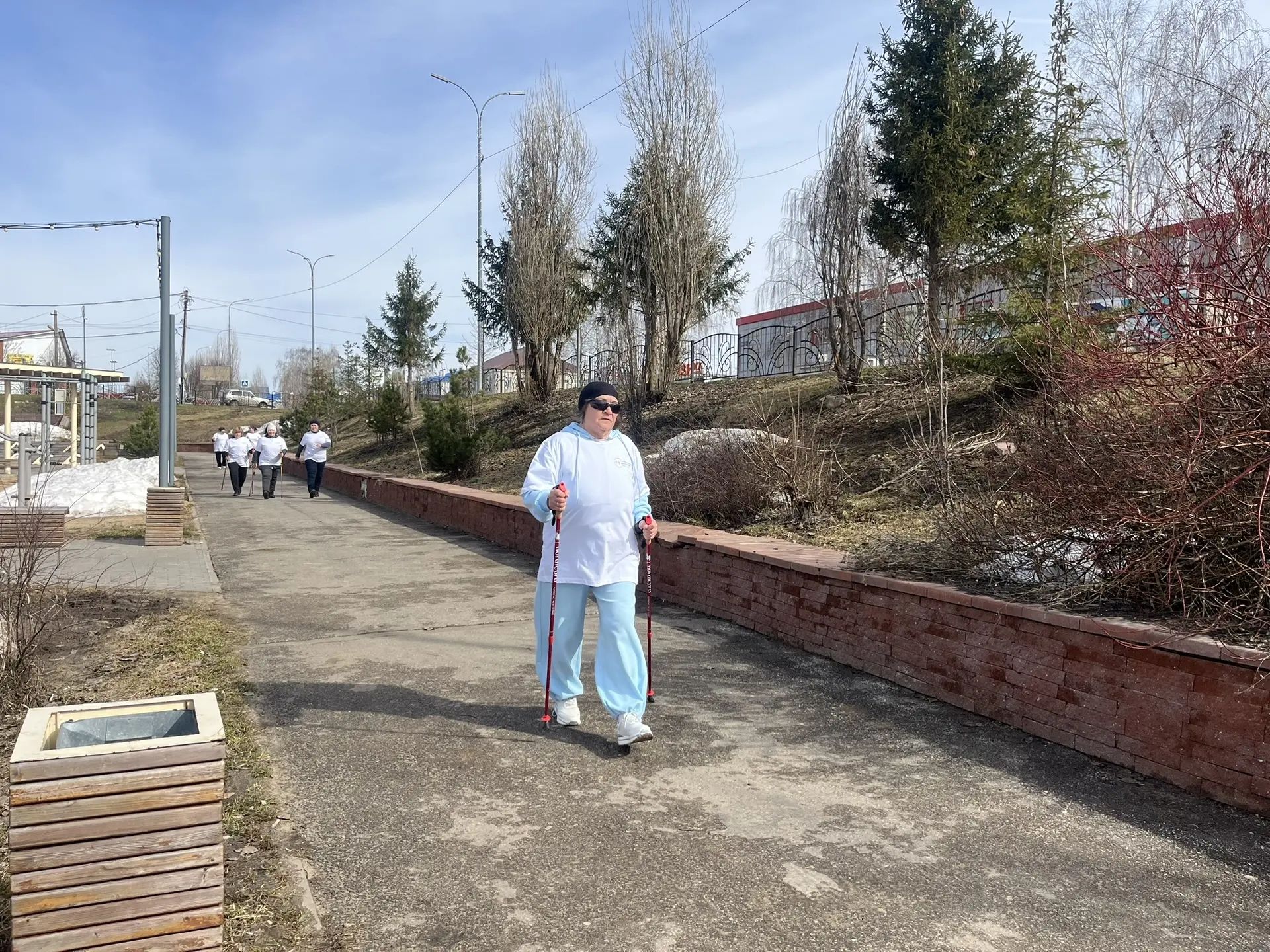 В Пестрецах активисты, школьники и врач прошли 10 000 шагов к здоровью