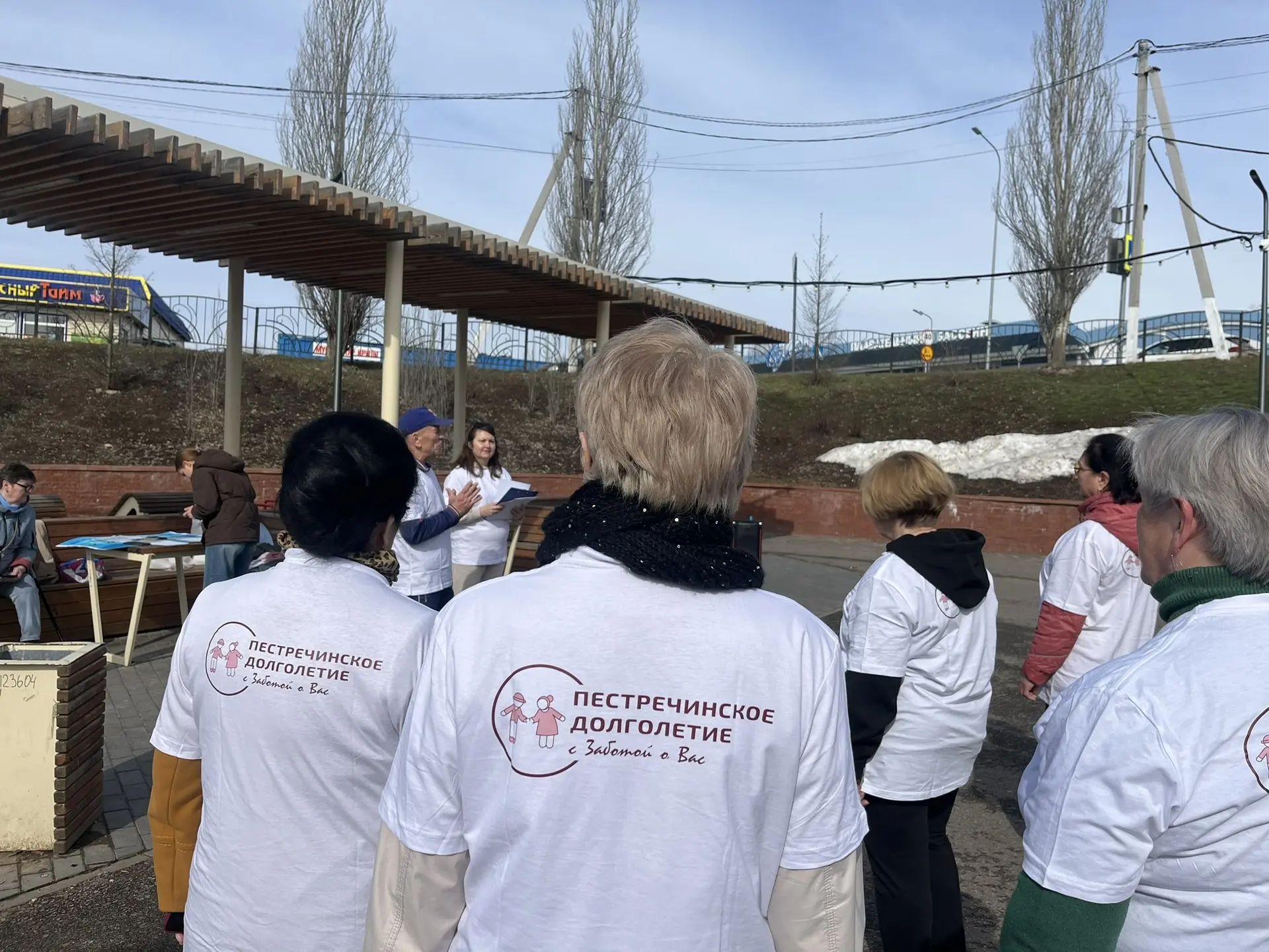 В Пестрецах активисты, школьники и врач прошли 10 000 шагов к здоровью