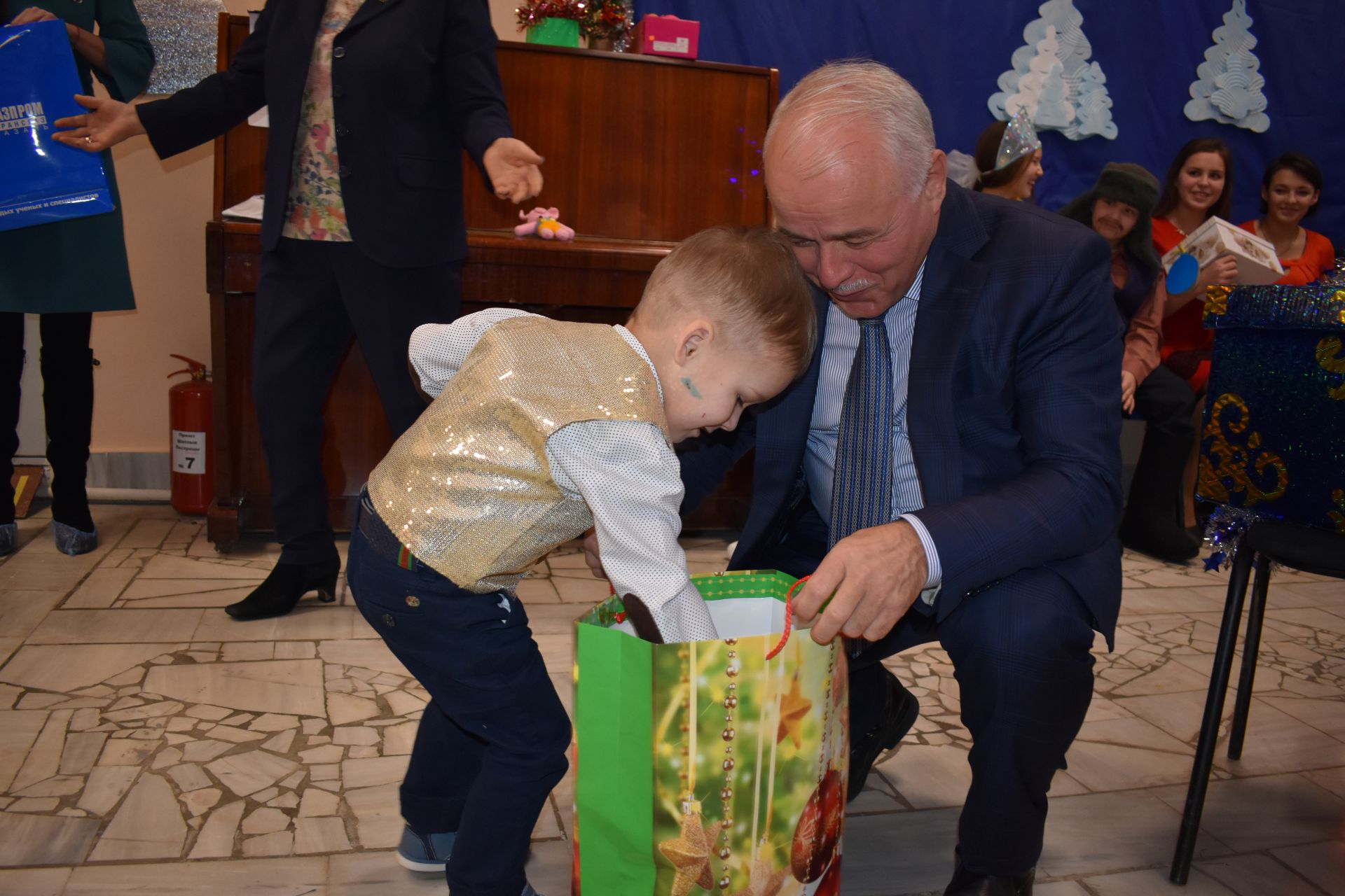 Ребята из приюта «Шатлык» получили заветные подарки от Деда Мороза