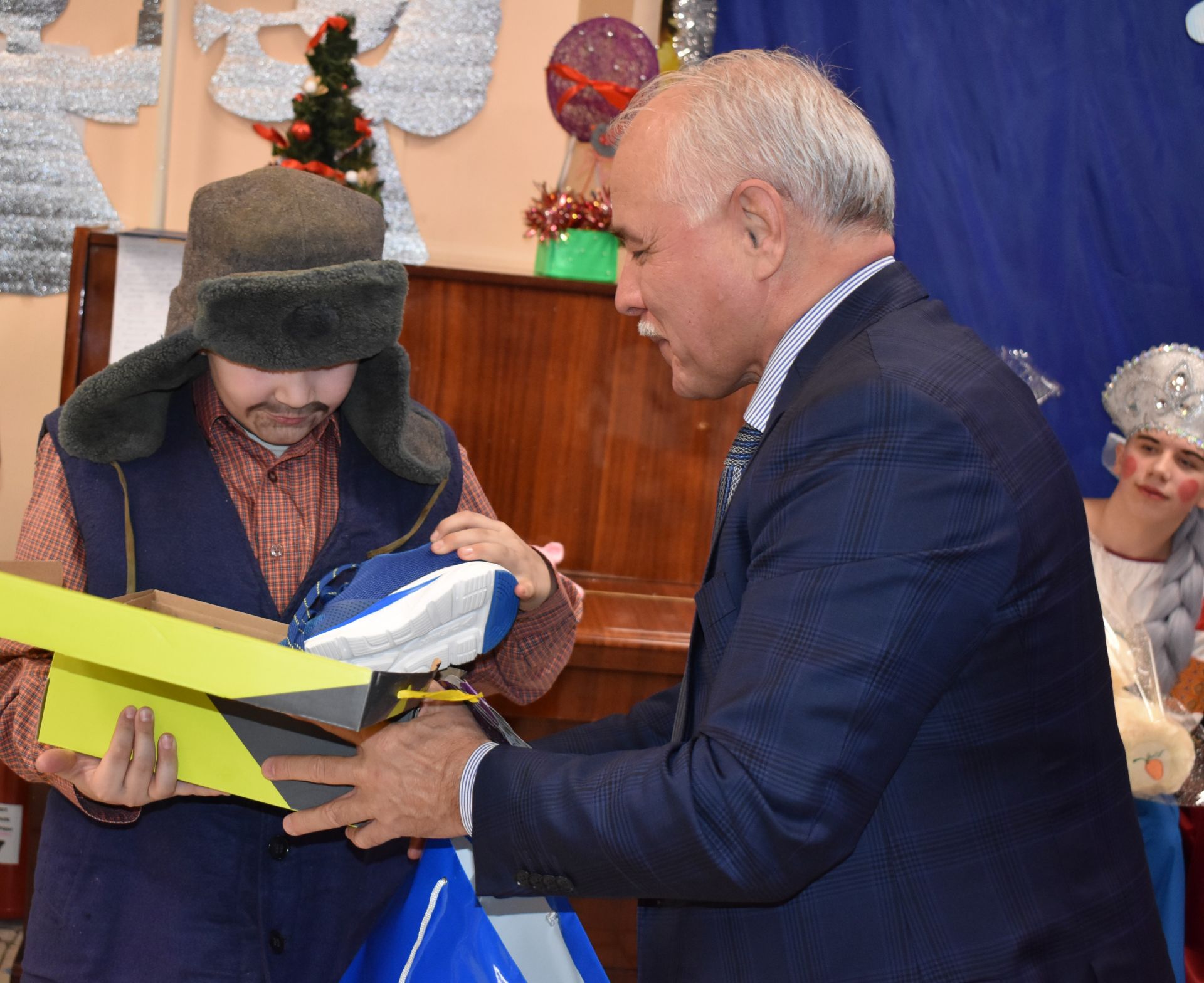 Ребята из приюта «Шатлык» получили заветные подарки от Деда Мороза