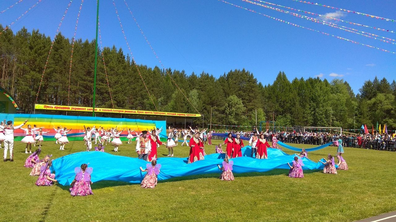 Пляшет и поёт в Пестрецах Сабантуй