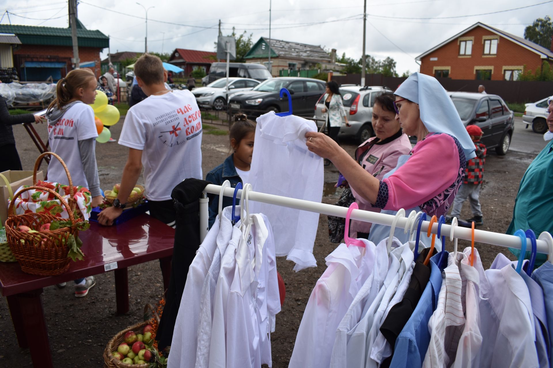 В пестрецах на рыночной площади прошла благотворительная акция в поддержку воскресной школы при храме Николая Чудотворца.