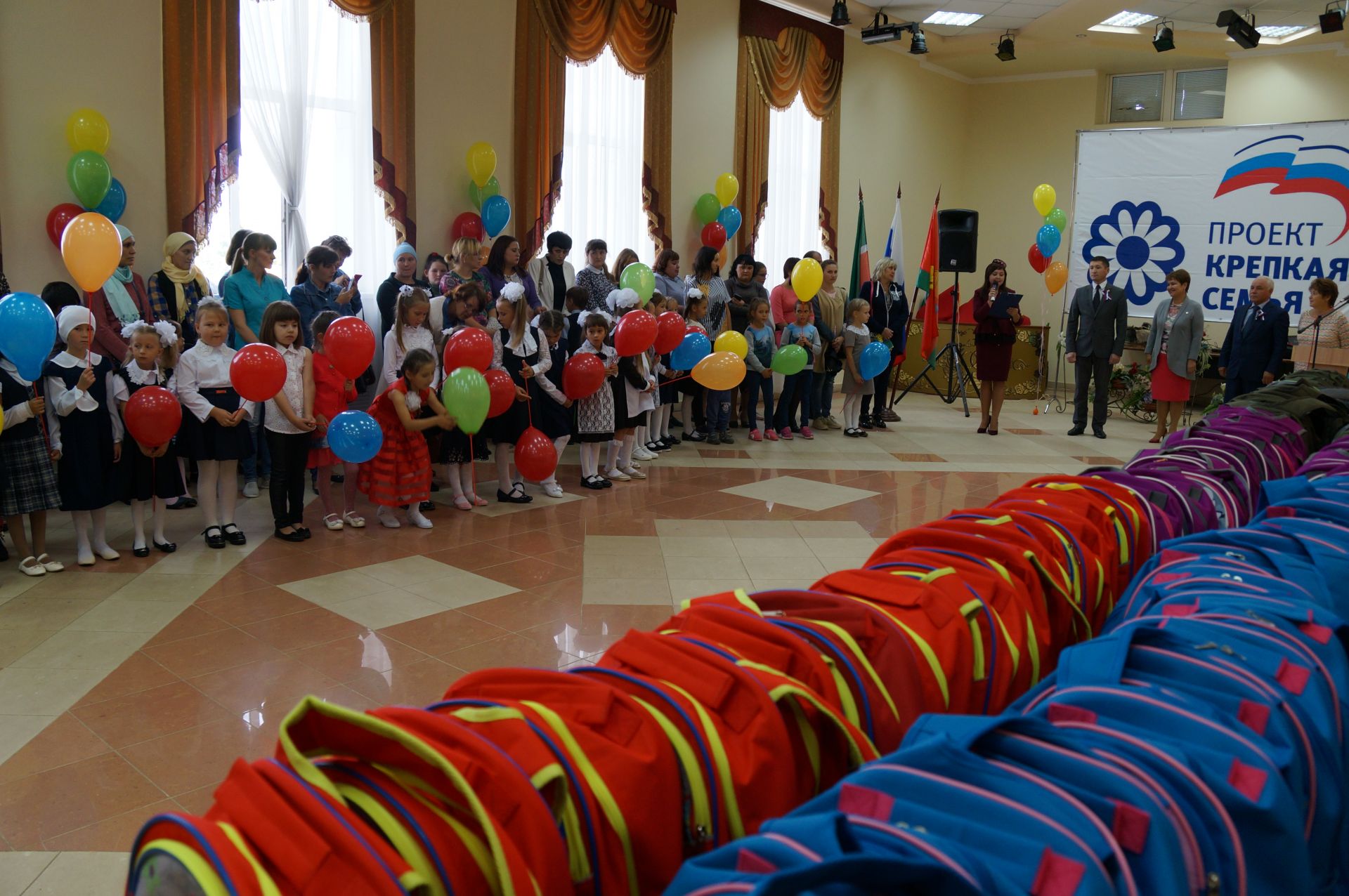 Пестречинцы помогли детям собраться в школу Участники благотворительной акции «Помоги собраться в школу»
