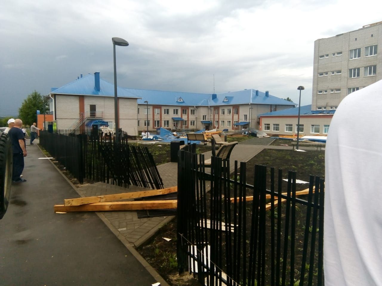 Сегодня в Пестречинском районе ураганный ветер сорвал крышу больницы.