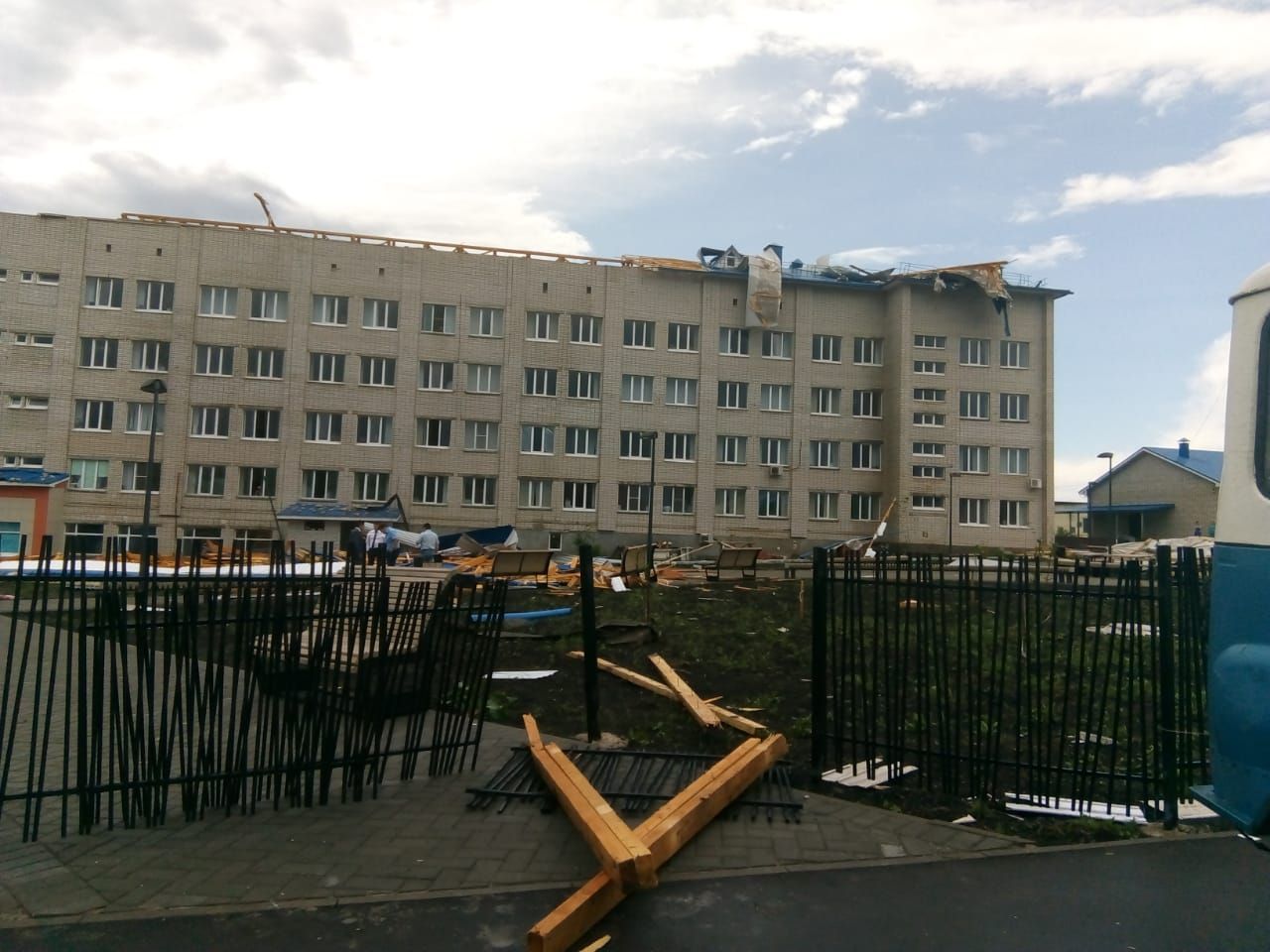 Сегодня в Пестречинском районе ураганный ветер сорвал крышу больницы.