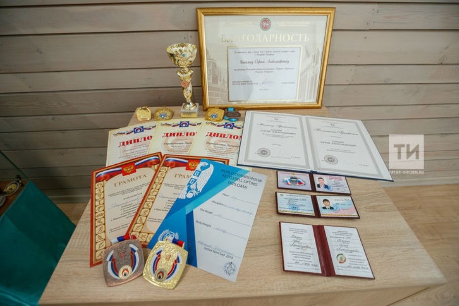 Сәфәров Питрәчтә яңа спорткомплекс ачты һәм ветеранга юбилей медале тапшырды