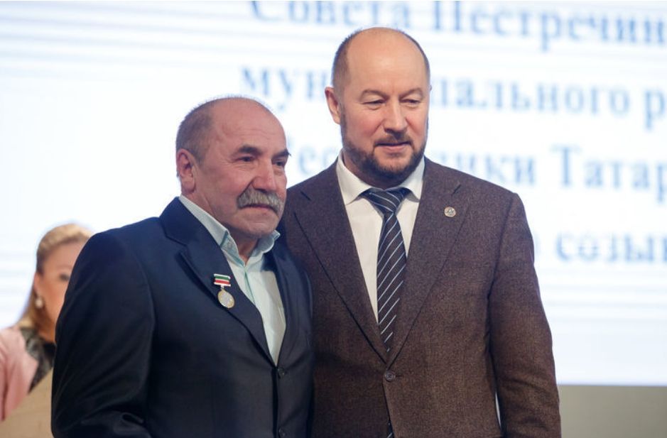 Сафаров открыл новый спорткомплекс и вручил юбилейную медаль ветерану в Пестрецах