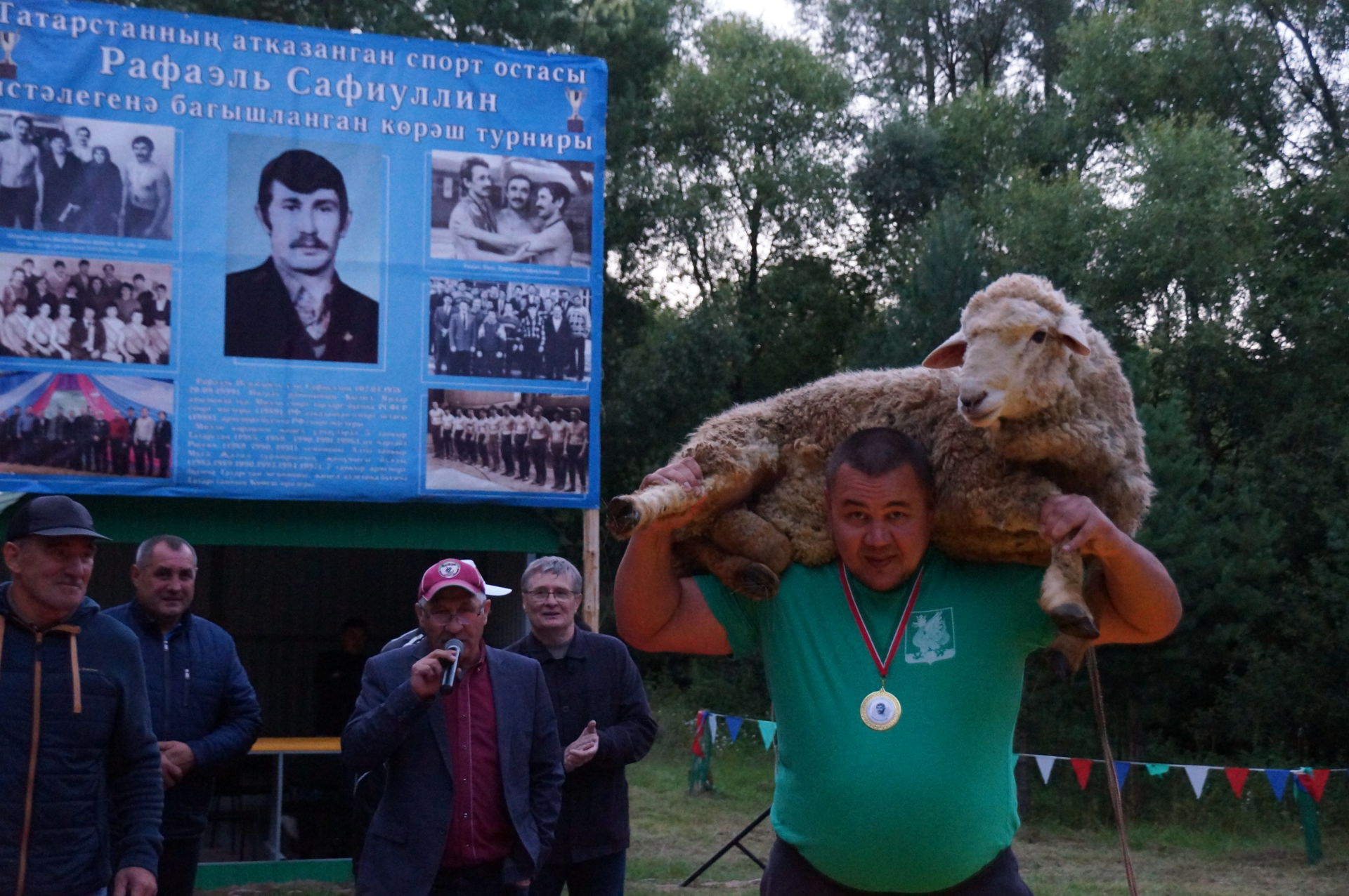 Көрәшчеләр РФ спорт мастеры, милли көрәш буенча ТРның атказанган спорт мастеры Рафаэль Сафиуллин истәлегенә багышланган призлар өчен көрәшергә җыелдылар.