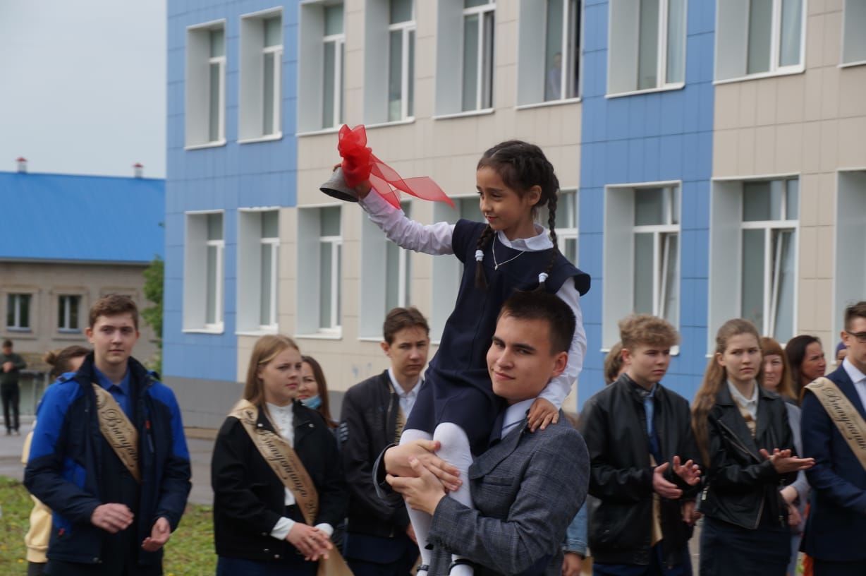 Сегодня в школах района прозвучали последние звонки