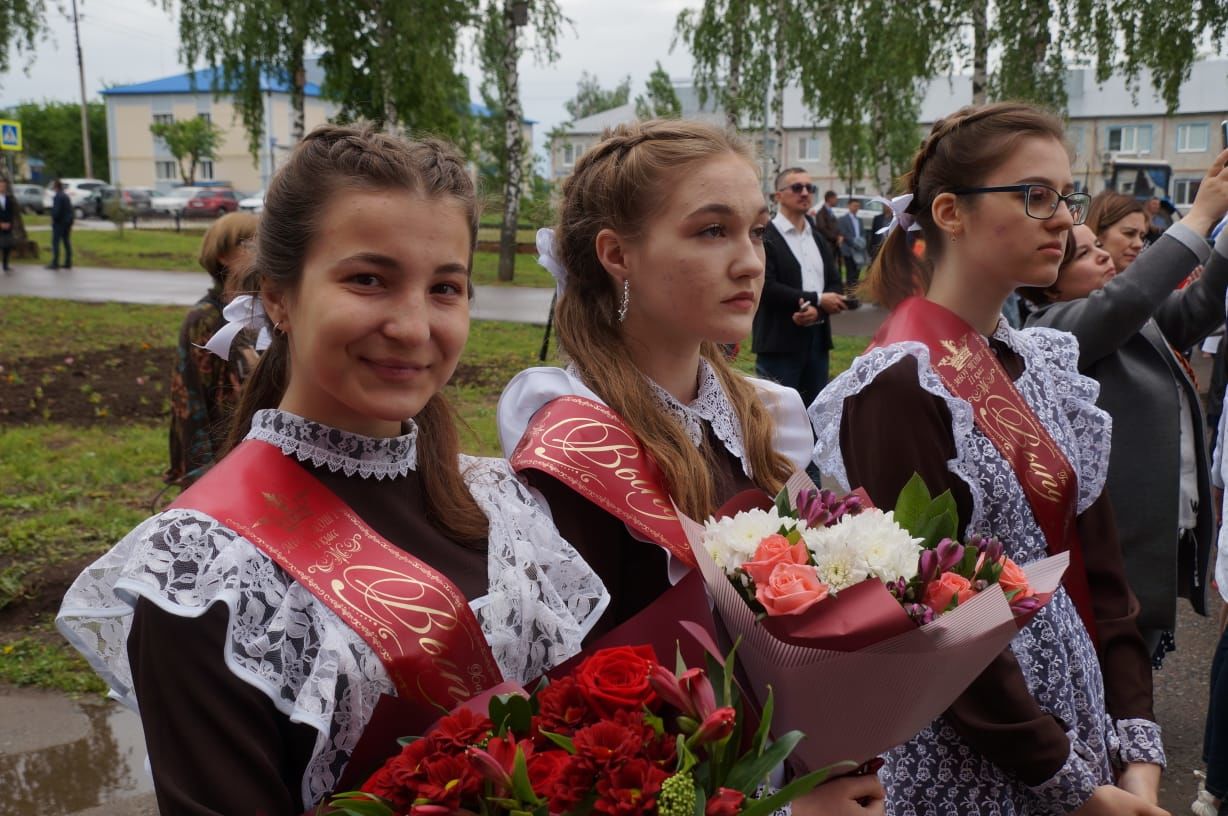 Сегодня в школах района прозвучали последние звонки