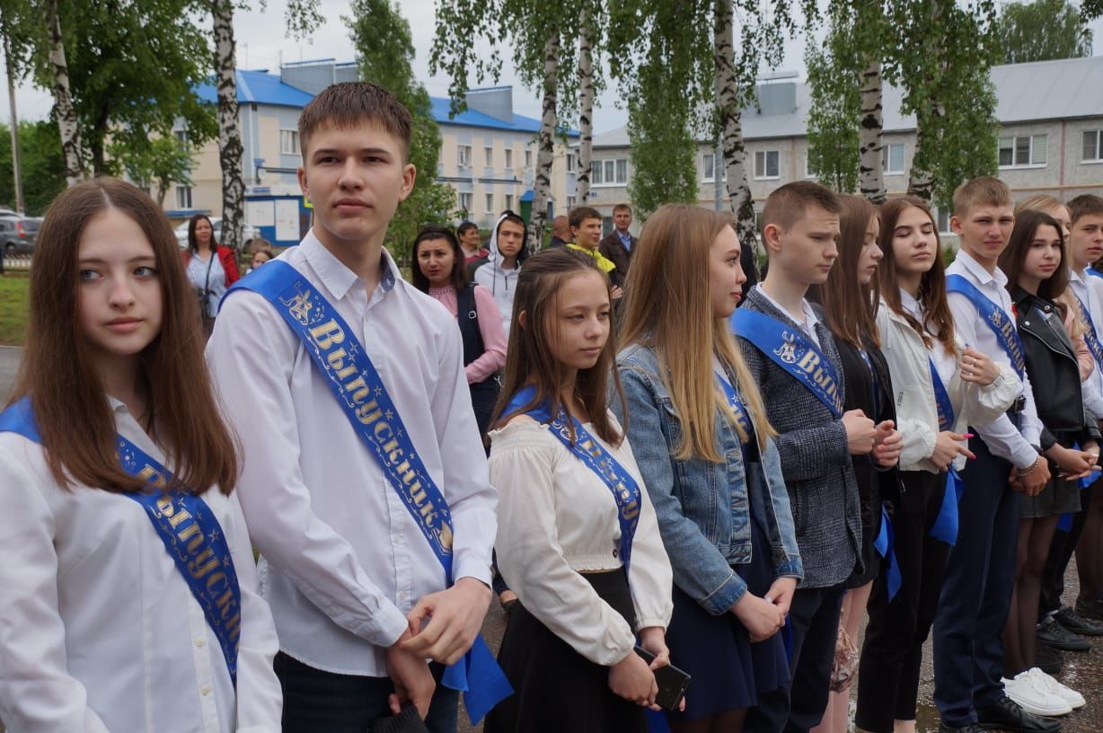 Сегодня в школах района прозвучали последние звонки