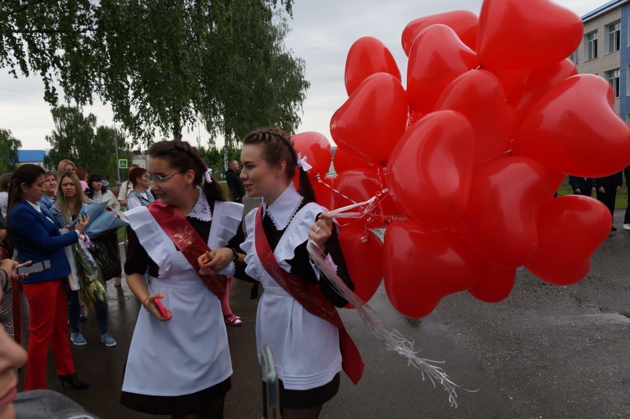 Сегодня в школах района прозвучали последние звонки