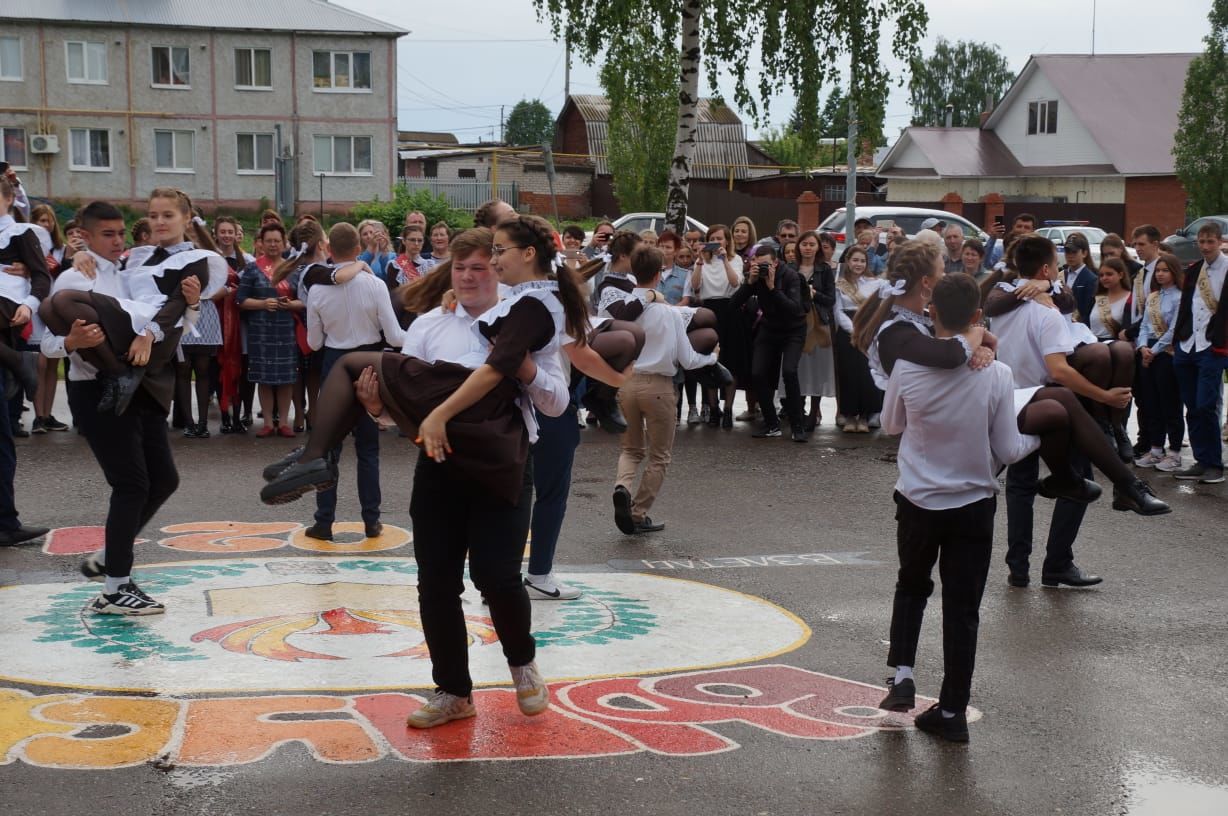 Сегодня в школах района прозвучали последние звонки