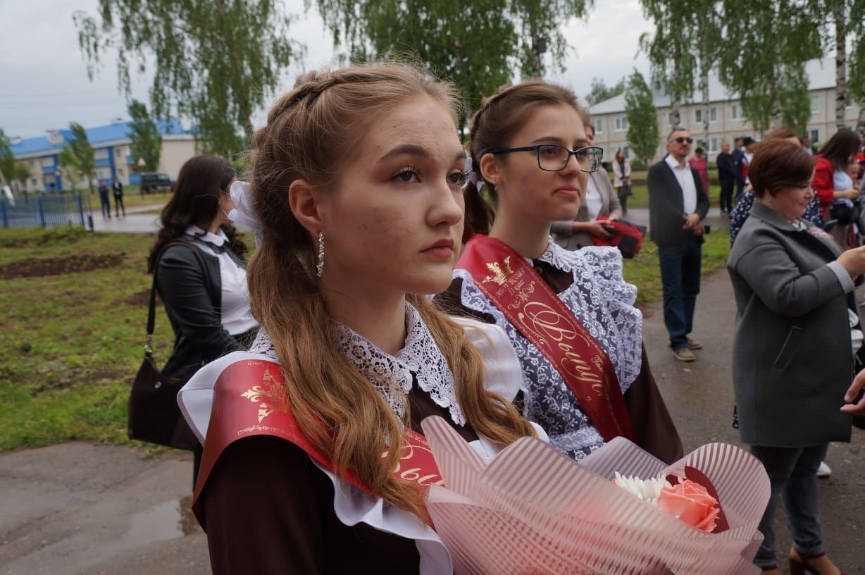 Сегодня в школах района прозвучали последние звонки