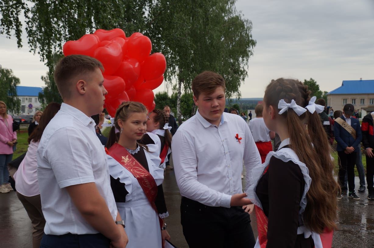 Сегодня в школах района прозвучали последние звонки