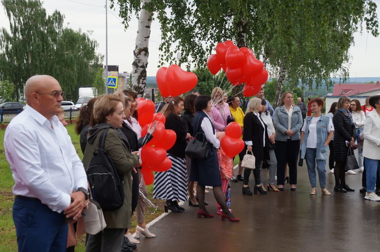 Сегодня в школах района прозвучали последние звонки