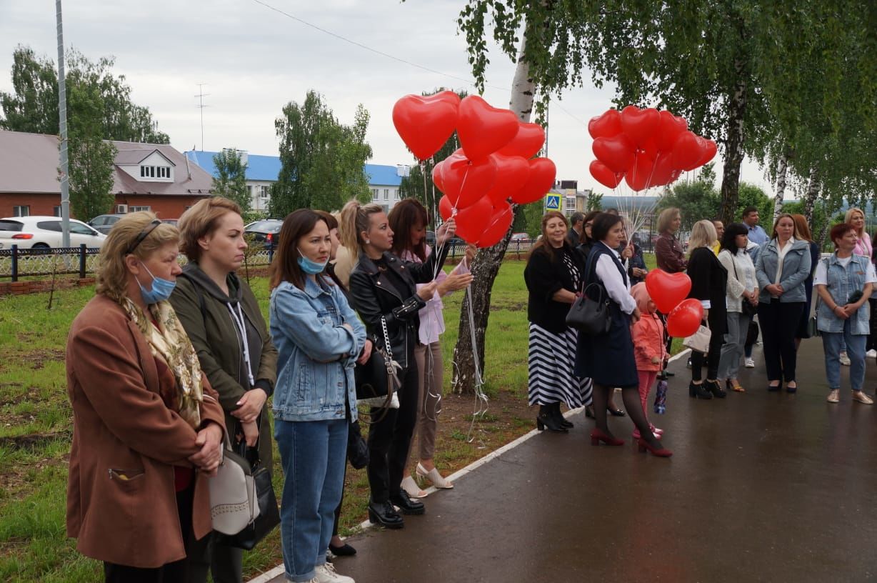 Сегодня в школах района прозвучали последние звонки