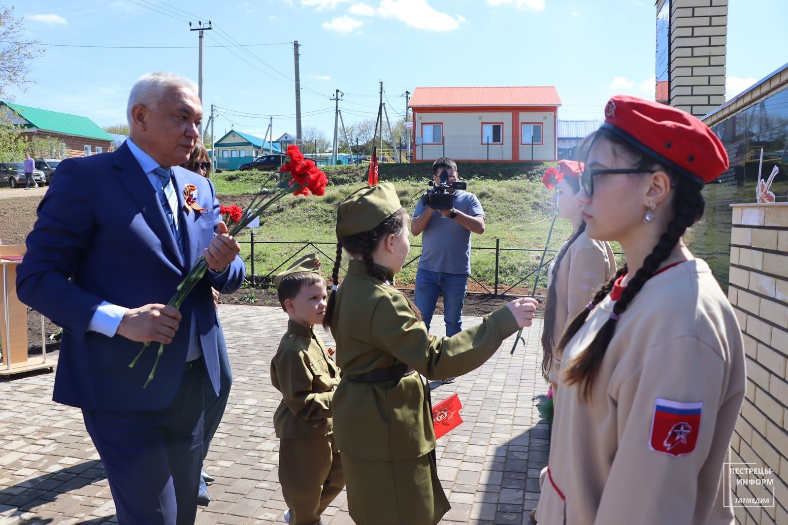 Открытие памятников